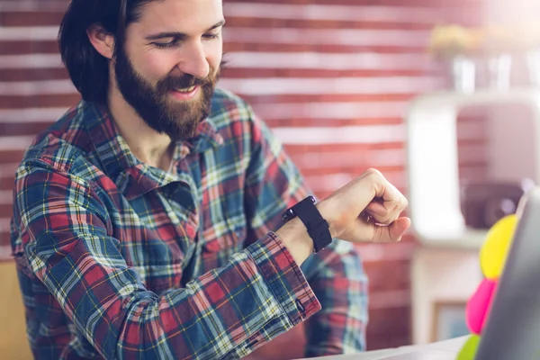 Sonriente hombre de negocios comprobando el tiempo —  Fotos de Stock