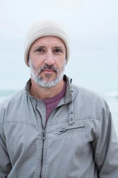 Homme portant au chapeau à la plage — Photo