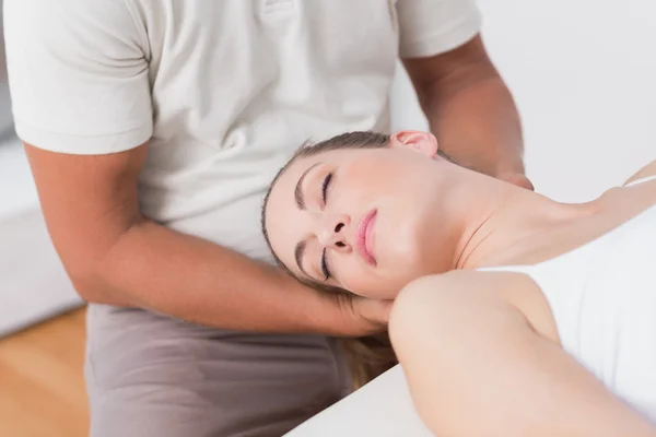 Žena přijímající masáž šíje — Stock fotografie