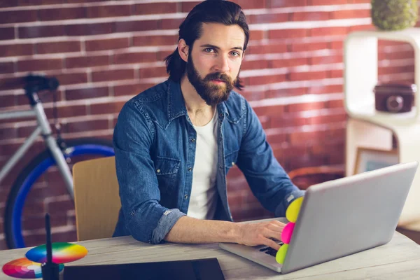 Pewny siebie biznesmen korzystający z laptopa — Zdjęcie stockowe