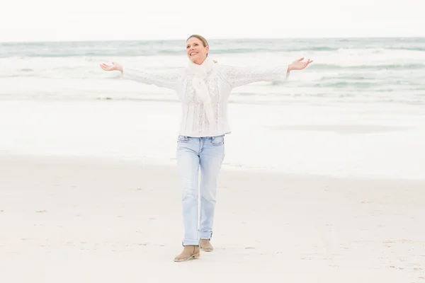 Woman standing with arms open wide — Stock Photo, Image