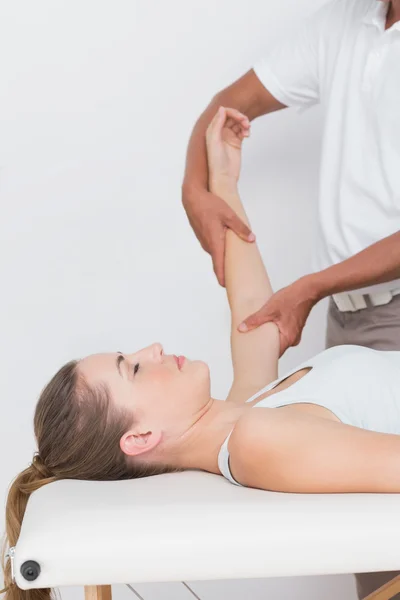 Médico examinando seu braço paciente — Fotografia de Stock