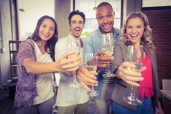 Kollegen stoßen im Büro mit Champagner an — Stockfoto