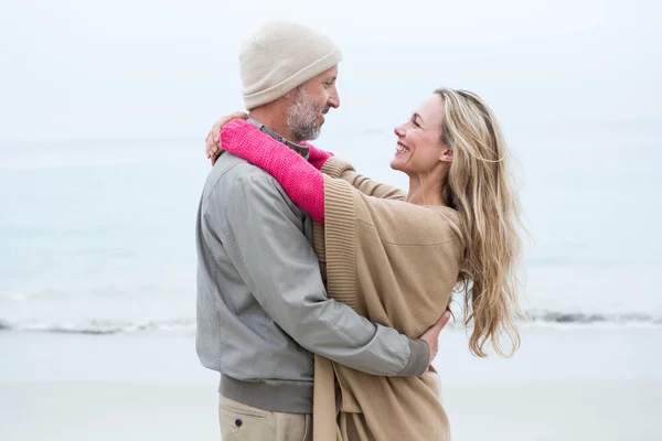 Söt par på stranden — Stockfoto