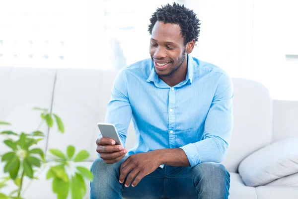 Homem usando smartphone — Fotografia de Stock