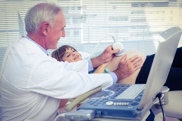 Médico haciendo pruebas de ultrasonido en mujeres embarazadas — Foto de Stock