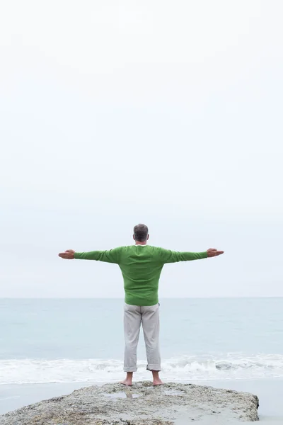 Hombre de pie en la costa — Foto de Stock