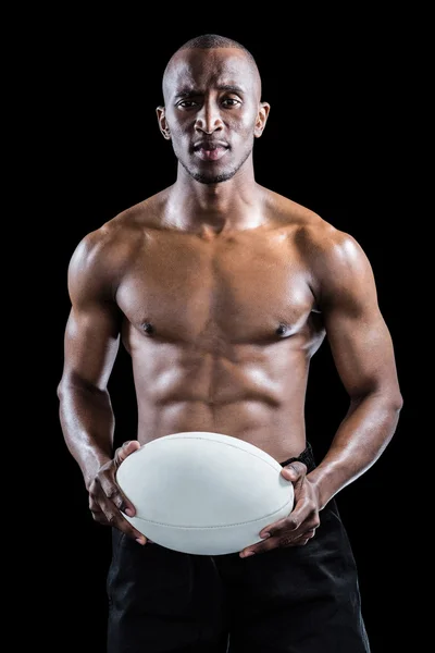 Atleta sem camisa segurando bola de rugby — Fotografia de Stock