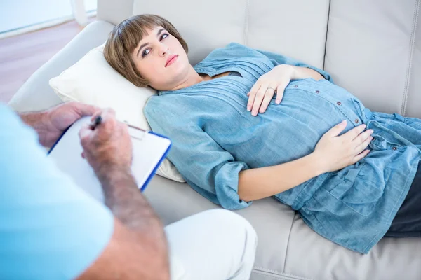 Mulher grávida segurando barriga — Fotografia de Stock