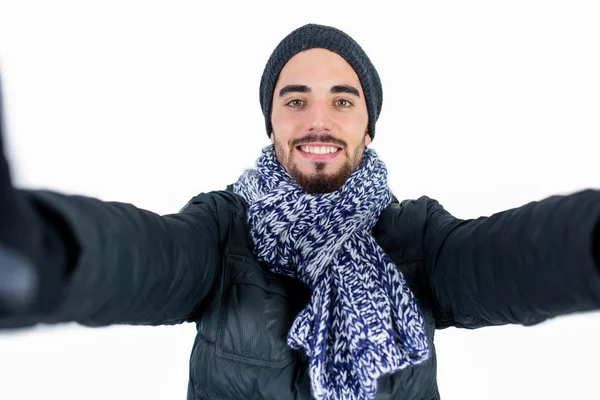 Uomo barbuto utilizzando un bastone selfie — Foto Stock