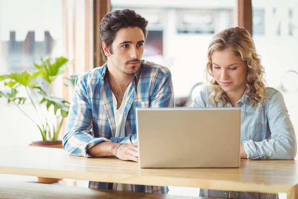 Man and woman with laptop — Stock Photo, Image