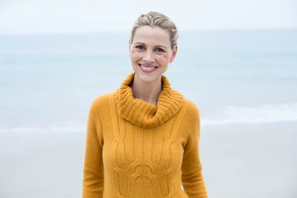 Femme debout devant la mer — Photo