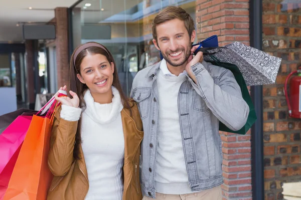 Couple next to shopping mall — Stock Photo, Image