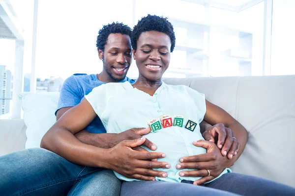 Esposo y esposa mirando cubos de bebé — Foto de Stock