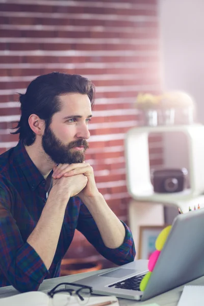 Thoughtful editor with hand clasped — Stock Photo, Image