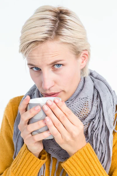 Frau trinkt aus einer Tasse — Stockfoto