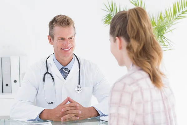 Médico feliz ouvindo seu paciente — Fotografia de Stock