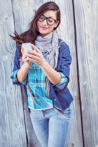 Feliz hipster segurando um telefone celular — Fotografia de Stock