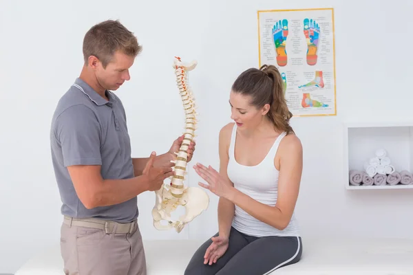 Médico mostrando columna anatómica al paciente — Foto de Stock