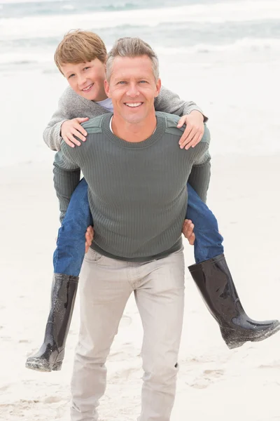 Giovane ragazzo con padre — Foto Stock