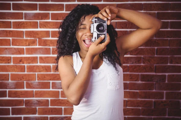 Hipster smiling and holding camera — Stock Photo, Image