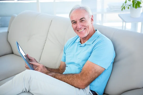 Homme âgé utilisant une tablette numérique — Photo