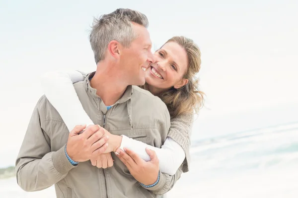 Sorridente coppia che si tiene l'un l'altro — Foto Stock