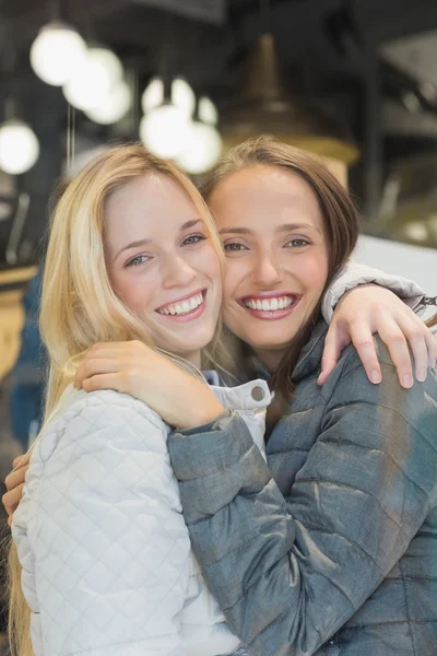 Vriendinnen met winterkleren — Stockfoto