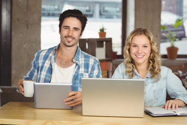 Gente de negocios posando mientras trabaja — Foto de Stock