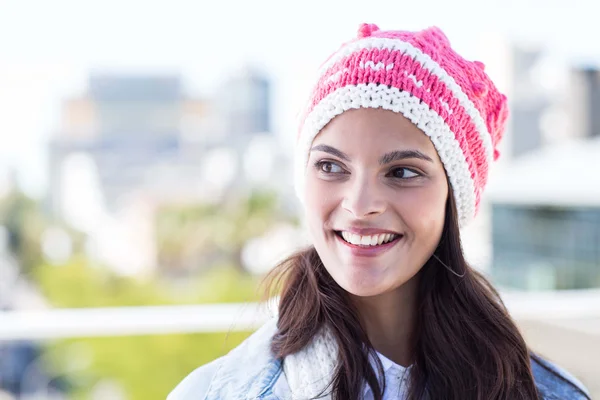 Femme portant un chapeau laineux — Photo