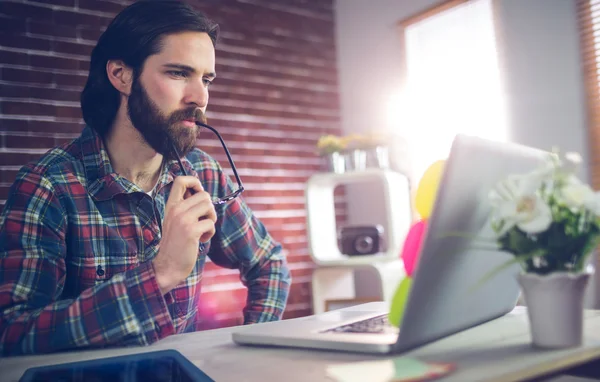 Nachdenklicher Geschäftsmann mit Laptop — Stockfoto