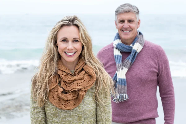 Pareja feliz parada en la playa —  Fotos de Stock