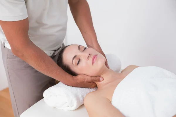 Mulher recebendo massagem no pescoço — Fotografia de Stock