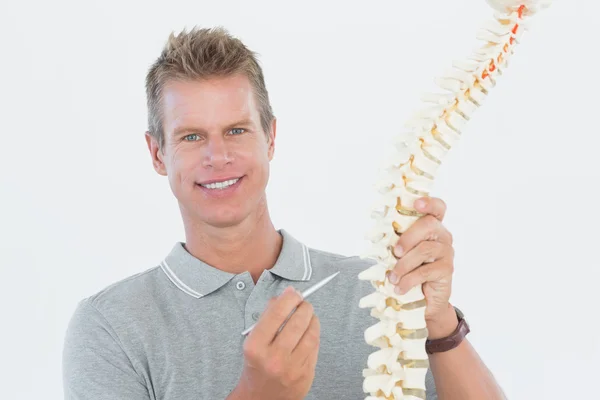 Medico che mostra la colonna vertebrale anatomica — Foto Stock
