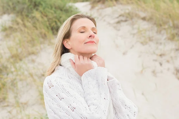 모래 언덕 근처 웃는 여자 — 스톡 사진
