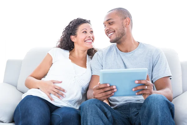 Casal alegre olhando um para o outro — Fotografia de Stock