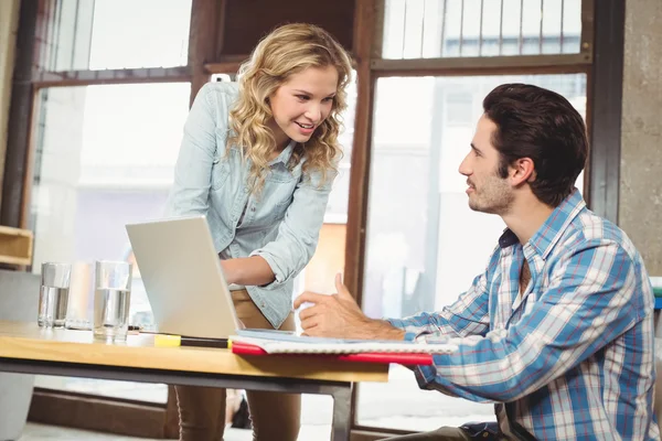 Mujer hablando con colega — Foto de Stock