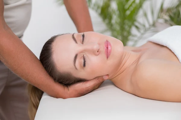 Mulher recebendo massagem no pescoço — Fotografia de Stock