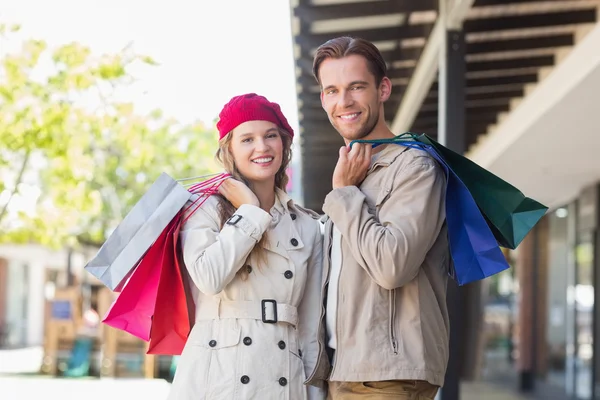 Casal com sacos de compras — Fotografia de Stock