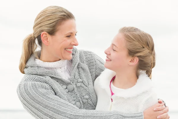 Moeder en dochter knuffelen — Stockfoto