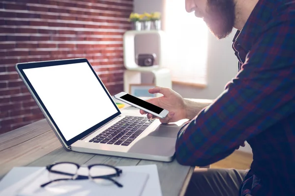 Graphic designer using smartphone — Stock Photo, Image