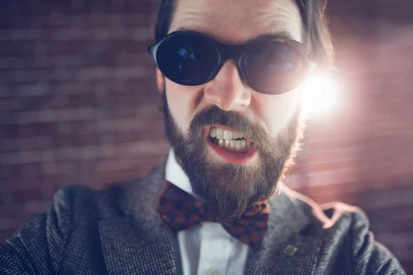 Zły człowiek modne okulary na sobie — Zdjęcie stockowe