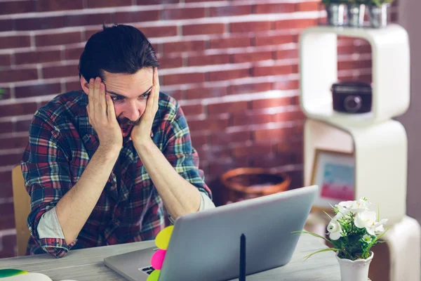 Trött kreativ redaktör med laptop — Stockfoto