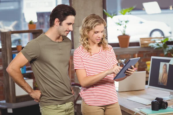 Vrouw weergegeven: digitale tafel aan collega — Stockfoto