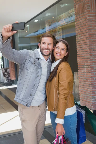 Paar nemen een selfie voor winkel — Stockfoto