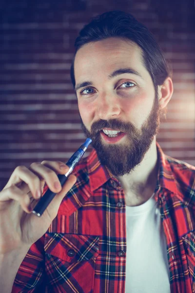 Stilig man med elektronisk cigarett — Stockfoto