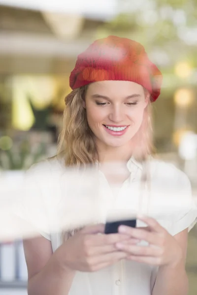 Donna felice utilizzando il telefono — Foto Stock