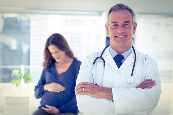 Médico masculino com mulher grávida — Fotografia de Stock