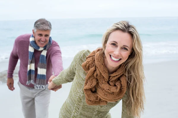 Frau zieht Lebensgefährtin am Strand an sich — Stockfoto