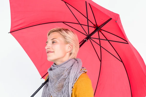 Femme gardant au sec sous parapluie — Photo